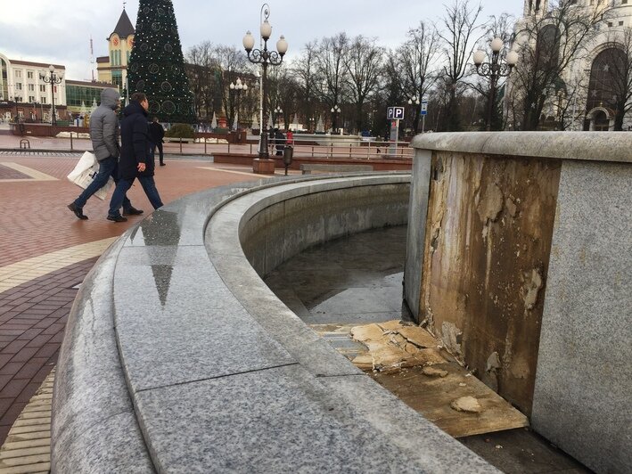 С фонтана у ТЦ "Кловер" на площади Победы отвалилась облицовочная плитка  - Новости Калининграда | Фото: Александр Подгорчук / "Клопс"