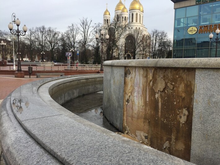 С фонтана у ТЦ "Кловер" на площади Победы отвалилась облицовочная плитка  - Новости Калининграда | Фото: Александр Подгорчук / "Клопс"