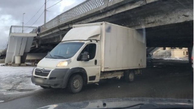 Под Эстакадным мостом в Калининграде застрял грузовик (фото)