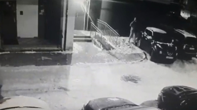 В Калининграде неизвестные пробили колёса у автомобиля Lincoln (видео) 