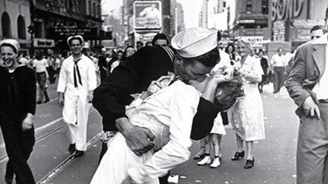 В США скончался моряк Джордж Мендонса с фотографии 1945 года “Поцелуй на Таймс-Сквер”