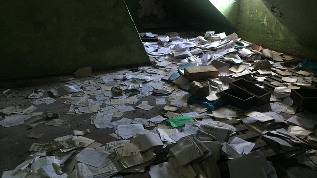 В заброшенном здании на Артиллерийской обнаружены тысячи копий паспортов и другие личные документы (фото)