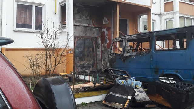 На ул. Артиллерийской горящий микроавтобус врезался в жилой дом (фото, видео)