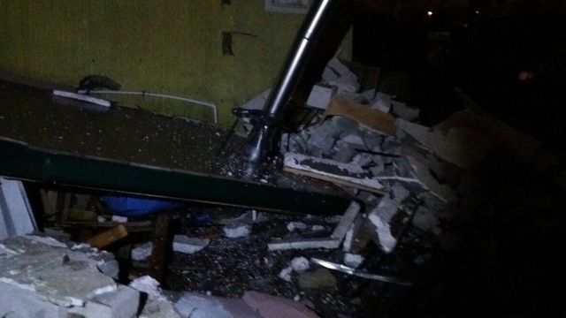 На ул. Приозёрной в Калининграде взрывом разрушило пристройку к частному дому (фото)