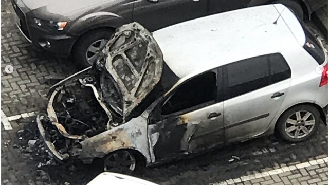 На ул. Согласия в Калининграде ночью сгорел Volkswagen, две машины повреждены