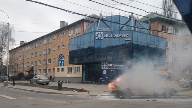 На пересечении ул. Горького и Озерова загорелся грузовик, собирается пробка (фото)