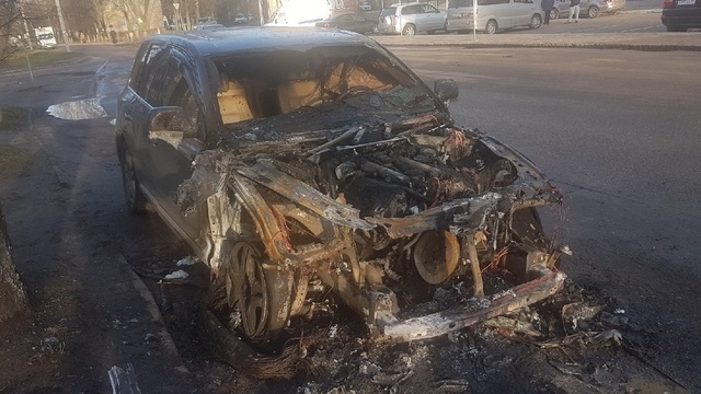 В Калининграде на ул. Товарной ночью сгорел Volkswagen Tuareg (видео)