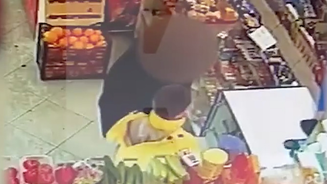 В Калининграде пьяный мужчина напал в магазине на 14-летнего школьника и начал его душить (видео)