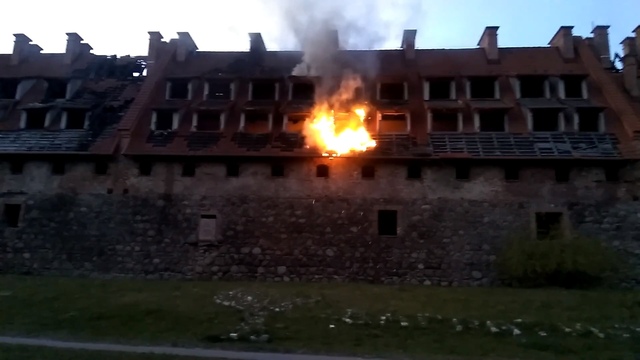 В Багратионовске пламя охватило замок Прейсиш-Эйлау (фото, видео)