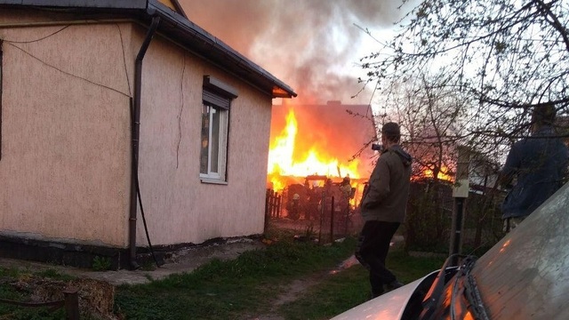 На ул. Суворова в Калининграде сгорели сараи на площади 200 квадратных метров (фото)