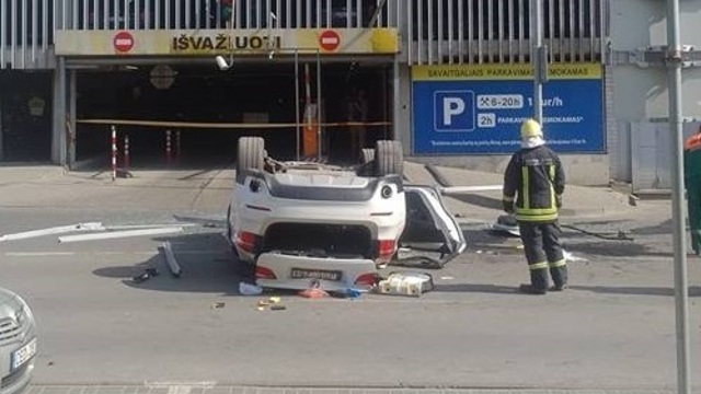 В Вильнюсе с пятого этажа многоуровневой парковки упал BMW X5 (фото)