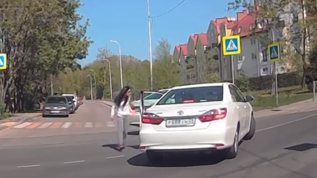 На ул. Герцена водитель ударила другого автомобилиста из-за высаженного на перекрёстке пешехода (видео)