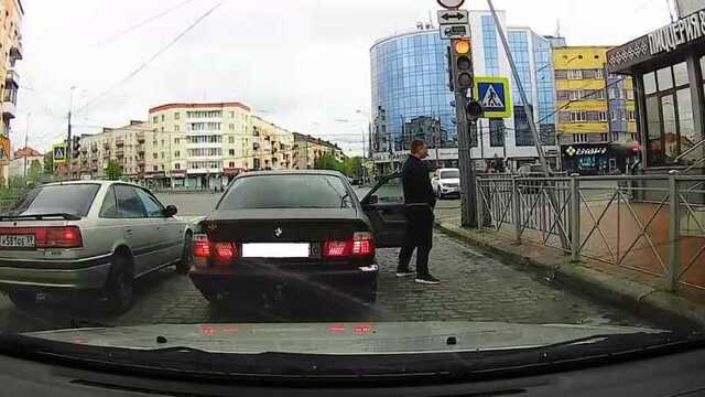 Пассажир BMW справил нужду у светофора в центре Калининграда (видео)