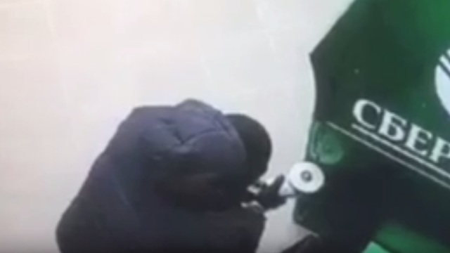 Попытка вскрыть турбинкой банкомат на ул. 9 Апреля попала на видео