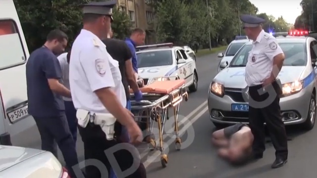 Бегавшего с ножами по проезжей части калининградца отправили в больницу: видео задержания 