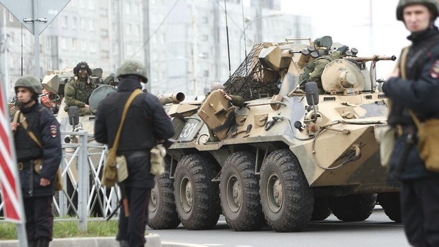 Под Смоленском двое сотрудников Росгвардии попали под БТР, один погиб
