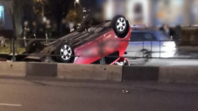 На Московском проспекте перевернулась легковушка (фото, обновлено)  
