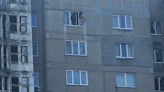 В Калининграде полуголая женщина с криками о помощи вылезла на подоконник десятого этажа (фото)