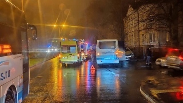 На ул. Кутузова в Калининграде столкнулись Hyundai и маршрутка, в легковушке заблокировало пассажиров (фото, обновлено)