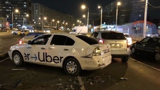 Очевидцы: в Калининграде Gelandewagen  протаранил несколько такси перед светофором (фото)  
