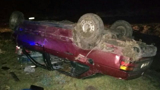 Под Гусевом Volkswagen врезался в дерево и опрокинулся в кювет (фото)