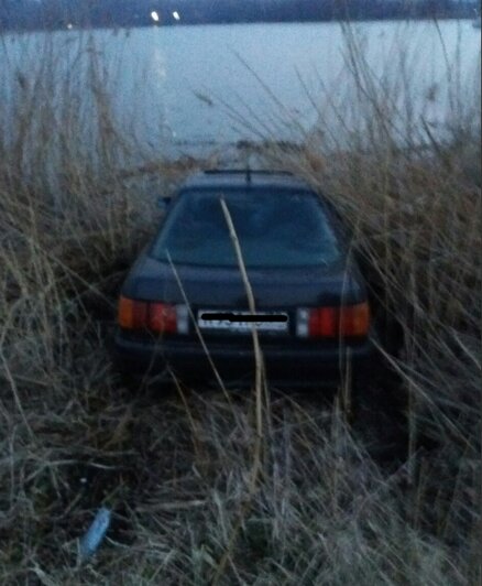В Прибрежном Audi 80 съехала в озеро, понадобилась помощь спасателей (фото) - Новости Калининграда | Фото: очевидец