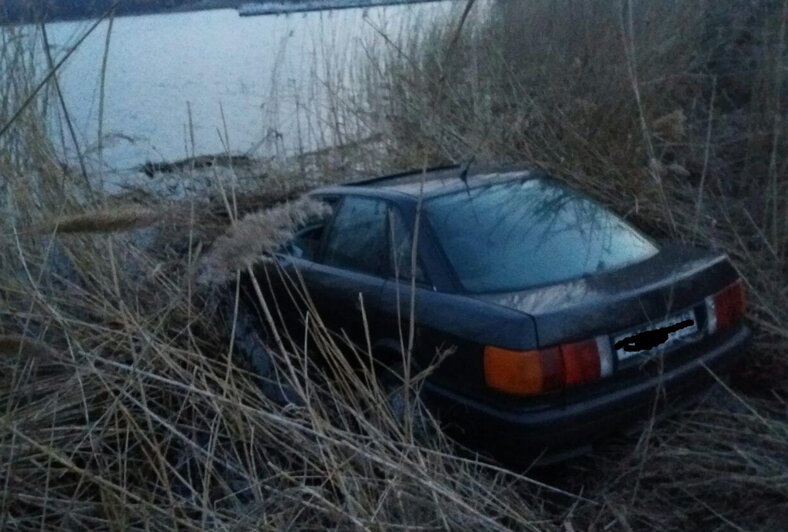 В Прибрежном Audi 80 съехала в озеро, понадобилась помощь спасателей (фото) - Новости Калининграда | Фото: очевидец