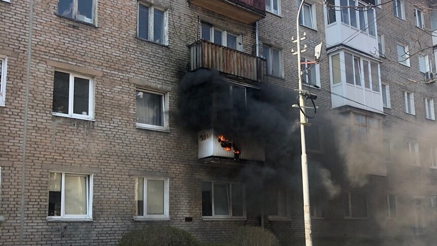 В Калининграде при пожаре на ул. Гостиной пострадал мужчина (фото) - Новости Калининграда | Фото очевидца