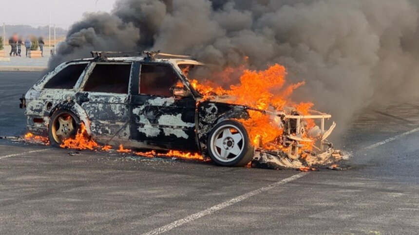 Возле стадиона “Калининград” сгорел BMW (фото) - Новости Калининграда | Фото: "Сообщество автомобилистов Калининграда и области"