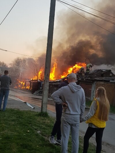 На ул. Суворова в Калининграде сгорели сараи на площади 200 квадратных метров (фото) - Новости Калининграда | Фото: читатель "Клопс"
