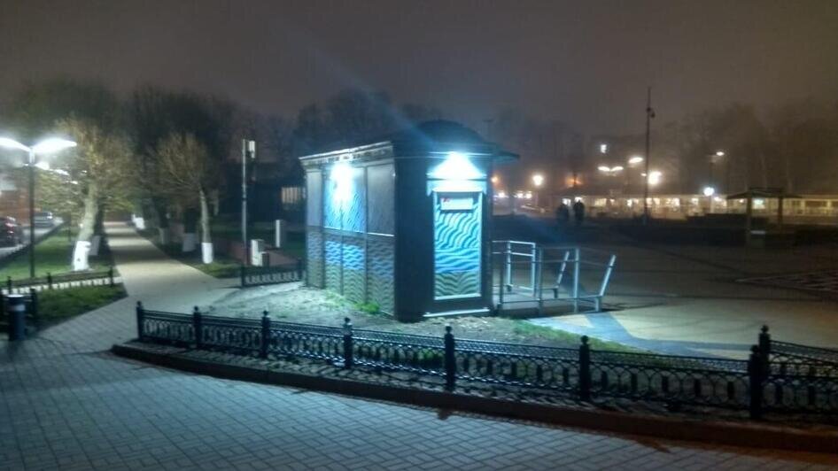 В Зеленоградске на общественные туалеты установили подсветку (фото) - Новости Калининграда | Фото: газета "Волна" / Facebook