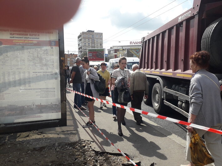 Из-за ремонта тротуара у Центрального рынка пешеходы идут по проезжей части (фото) - Новости Калининграда | Фото: "Клопс"