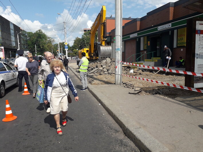 Из-за ремонта тротуара у Центрального рынка пешеходы идут по проезжей части (фото) - Новости Калининграда | Фото: "Клопс"