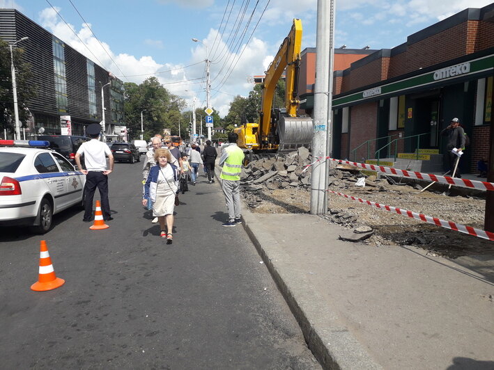 Из-за ремонта тротуара у Центрального рынка пешеходы идут по проезжей части (фото) - Новости Калининграда | Фото: "Клопс"