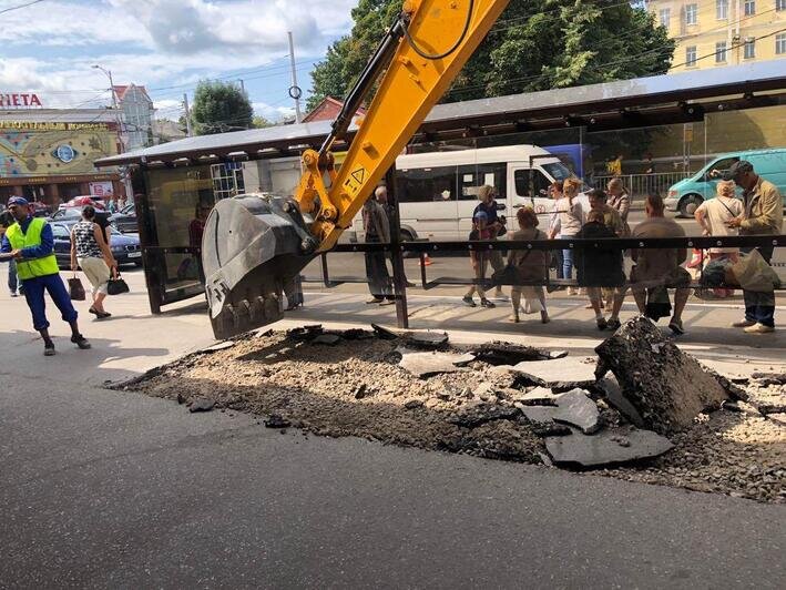 Из-за ремонта тротуара у Центрального рынка пешеходы идут по проезжей части (фото) - Новости Калининграда | Фото: "Клопс"
