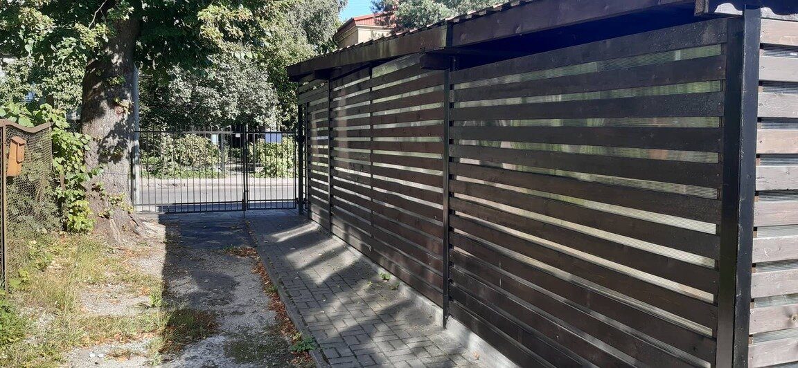На двух улицах Калининграда жители незаконно поставили заборы, захватив землю под гараж и палисадники - Новости Калининграда | Фото: пресс-служба мэрии /  Facebook