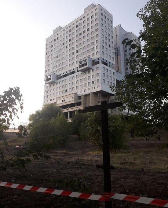 У Дома Советов снесли забор и приступили к благоустройству территории (фото) - Новости Калининграда | Фото: "Клопс"