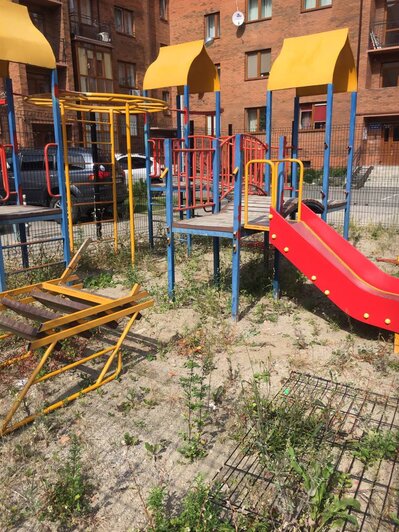 В Пионерском сносят площадку у жилого дома, на которую не пускали детей (видео) - Новости Калининграда | Фото: Антон Гендриксон