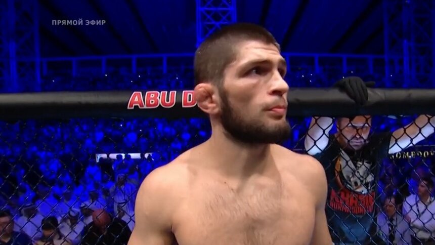Нурмагомедов победил американца и сохранил титул чемпиона UFC в лёгком весе - Новости Калининграда | Изображение: кадр из трансляции "Первого канала" 