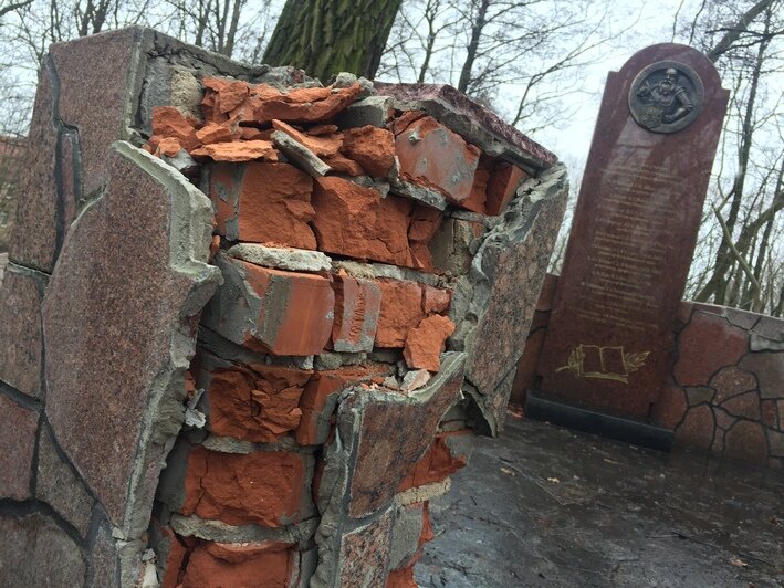 В Калининграде разрушается памятник учёным Кёнигсберга (фото) - Новости Калининграда | Фото: Александр Подгорчук / "Клопс"