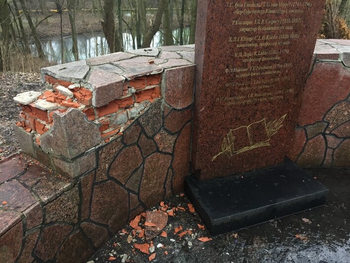 В Калининграде разрушается памятник учёным Кёнигсберга (фото) - Новости Калининграда | Фото: Александр Подгорчук / "Клопс"