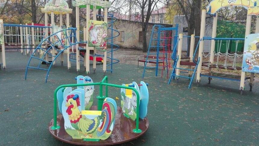 Детскую площадку возле озера Поплавок закрыли на ремонт - Новости Калининграда | Фото: "Клопс"