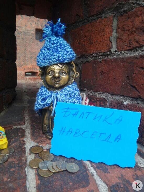 В Калининграде бабушку-хомлина нарядили в честь матча "Балтики" с "Факелом" (фото) - Новости Калининграда | Фото очевидца