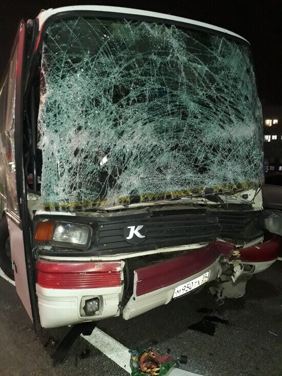 В Калининграде водитель автобуса попал в больницу после столкновения с легковушкой и экскаватором  - Новости Калининграда | Фото: очевидец