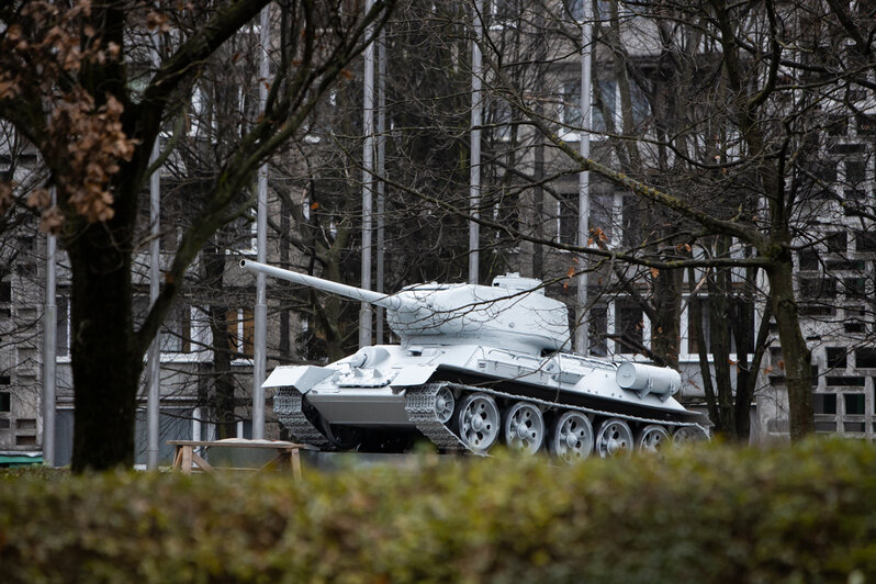 Т-34 в "зимнем камуфляже": танк на Соммера подготовили к покраске (фото) - Новости Калининграда | Фото: Александр Подгорчук / "Клопс"