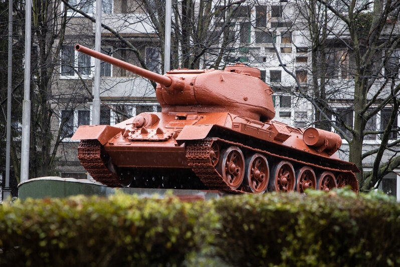 Танк на ул. Соммера покрыли красной грунтовкой (фото) - Новости Калининграда | Александр Подгорчук / "Клопс"