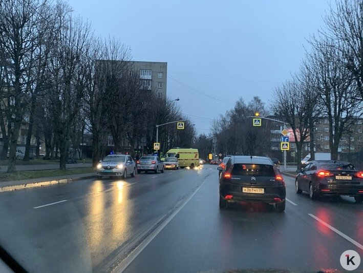 На перекрёстке Пролетарской и Сергеева ВАЗ сбил женщину (фото) - Новости Калининграда | Фото очевидцев