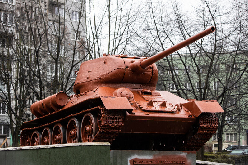 Танк на ул. Соммера покрыли красной грунтовкой (фото) - Новости Калининграда | Александр Подгорчук / "Клопс"