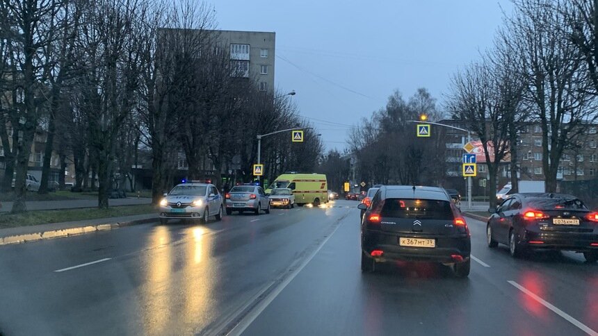 Сбитая на перекрёстке Пролетарской и Сергеева женщина получила тяжёлые травмы - Новости Калининграда | Фото: очевидец