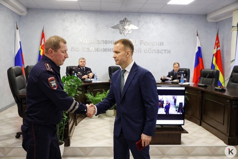  В Калининграде генерал полиции наградил семью, спасшую ребёнка после ДТП в Пионерском (фото) - Новости Калининграда | Фото: Александр Подгорчук / "Клопс"